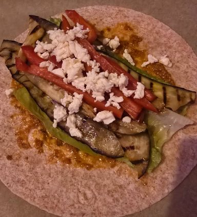 Wrap met gegrilde groenten en feta, op een volkoren tortilla.